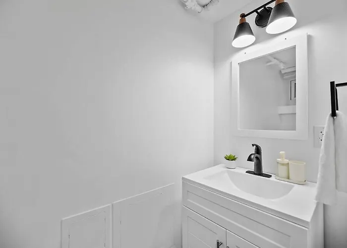 Apartment Shadyside, Pittsburgh, Modern And Quiet 1 Bedroom Unit1 With Free Parking